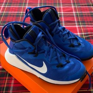 Youth Nike Future Court 🏀 Basketball Shoes 1y